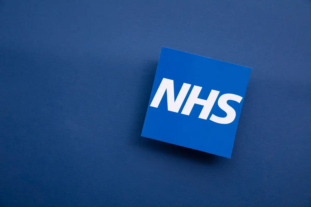 İngiltere Sağlık Sistemi (NHS) Labirenti: Yeni Gelen Türkler İçin Adım Adım Kılavuz İngiltere Sağlık Sistemi (NHS) Labirenti: Yeni Gelen Türkler İçin Adım Adım Kılavuz